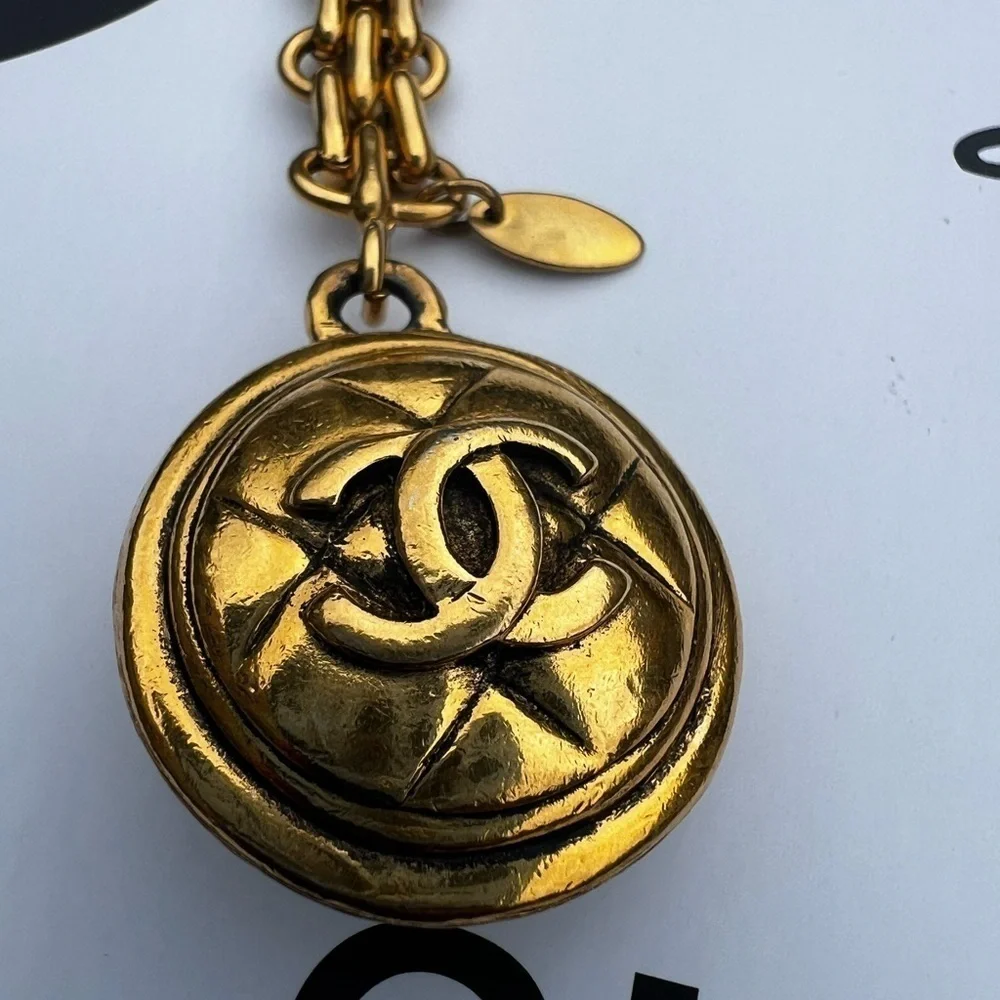 CHANEL VINTAGE CC MEDALLION GOLD CHAIN BAG CHARM / KEYCHAIN - Picture 6 of 7